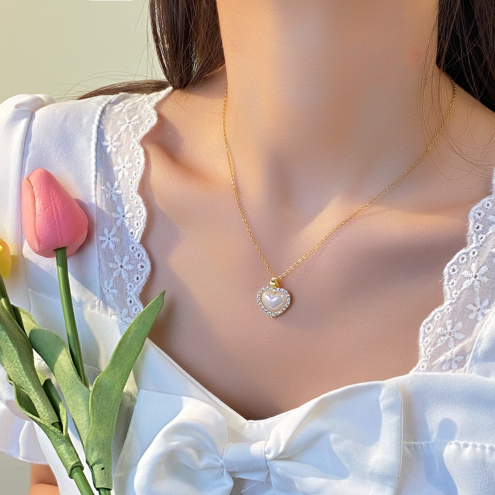 A light luxury, simple and heart-shaped titanium steel necklace with a unique design sense for women, a popular collarbone chain, and a personalized, trendy, versatile and high-end accessory details Picture