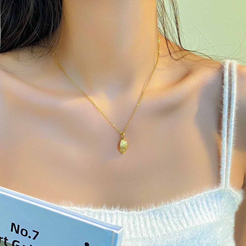 This is a rare Japanese and Korean design style. It features a golden leaf titanium steel necklace that is fashionable and versatile for women. It also offers a leaf pendant and a collarbone chain details Picture