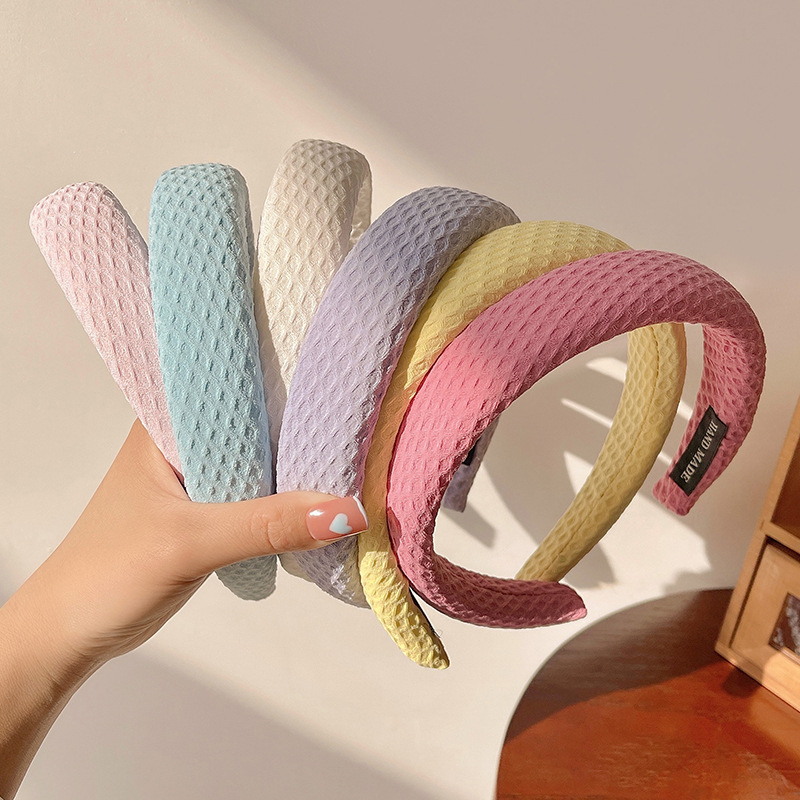 The new cream-colored waffle hairband from Spring and Autumn exudes an ethereal charm. The high top sponge wide hairband in candy color brings back a sweet and girlish vibe full figure