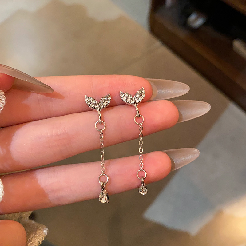 Super sparkling diamond-encrusted fishtail stud earrings, a niche design for women with water drop tassels, a cool and elegant earpiece that has become a popular online celebrity full figure