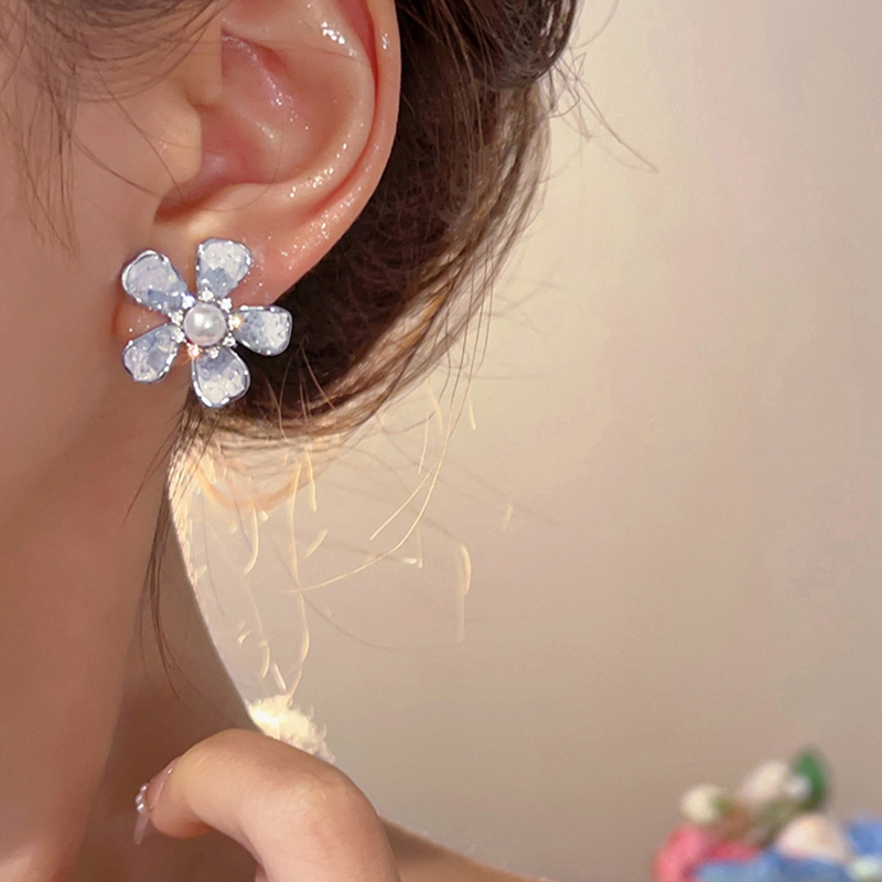 Blue gradient flower pearl stud earrings, a light luxury and niche design for women, exude a sense of sophistication and unique charm. They are popular earrings on the Internet Application Scenario