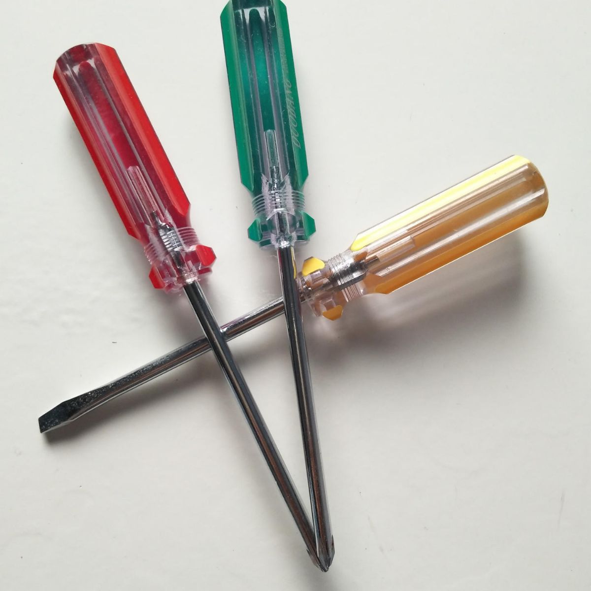 Factory direct sales of flat-head cross-head screwdrivers, single-use crystal transparent color strip screwdrivers Application Scenario