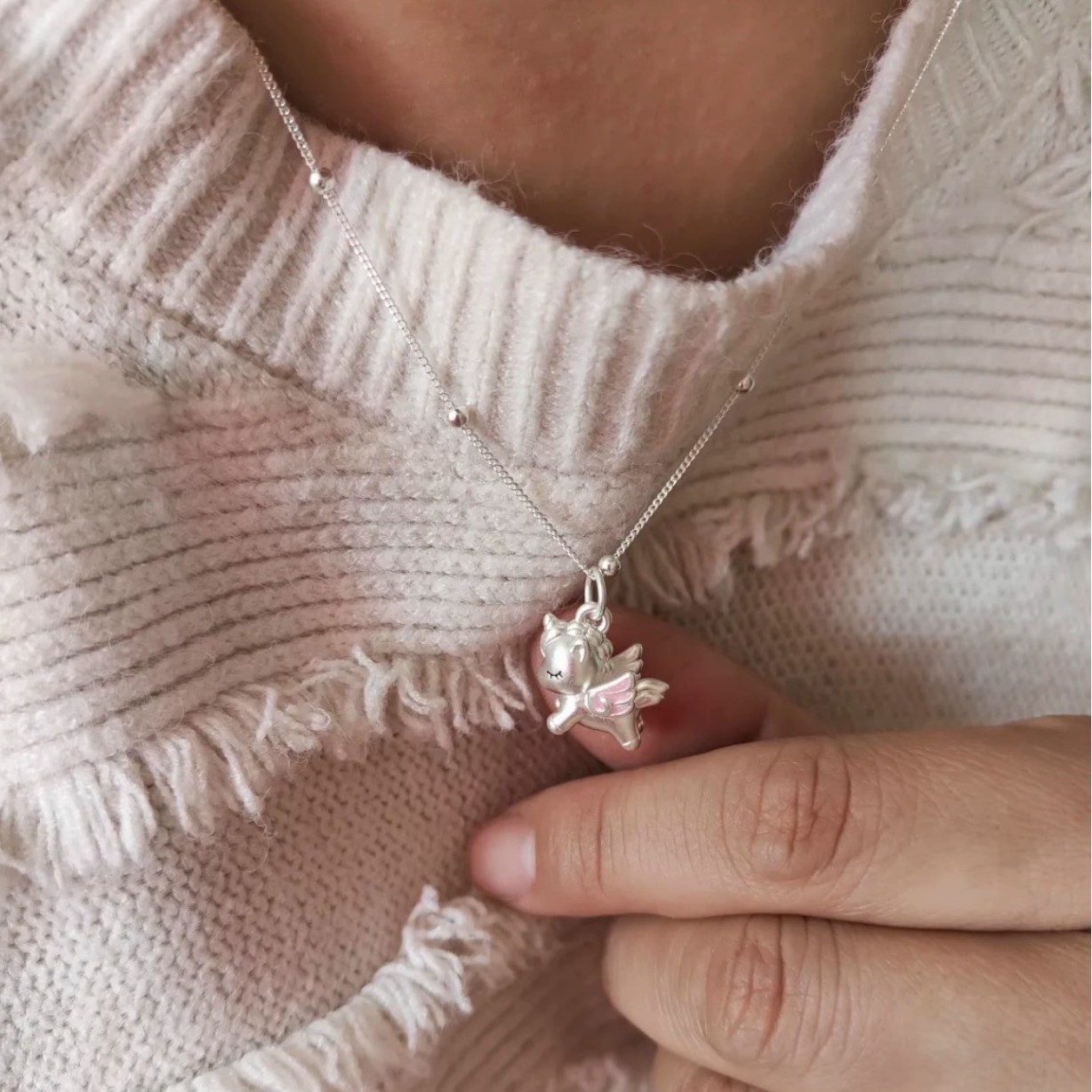 Cartoon 3D unicorn pendant necklace for girls, sweet, cute, gentle, niche, fashionable and versatile neck chain sweater chain full figure