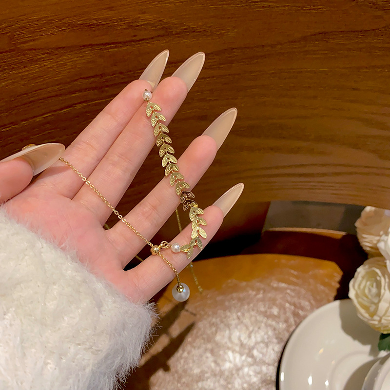 Japanese and Korean style wheat ear pearl necklace, ins fashion, retro, versatile, light luxury collarbone chain, personalized and trendy pendant accessory full figure