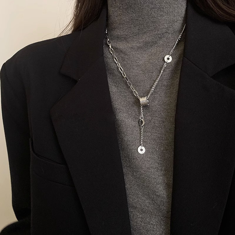Titanium steel circular waist necklace for women's light luxury 2023 hoodie chain accessories autumn and winter design sense sweater chain full figure