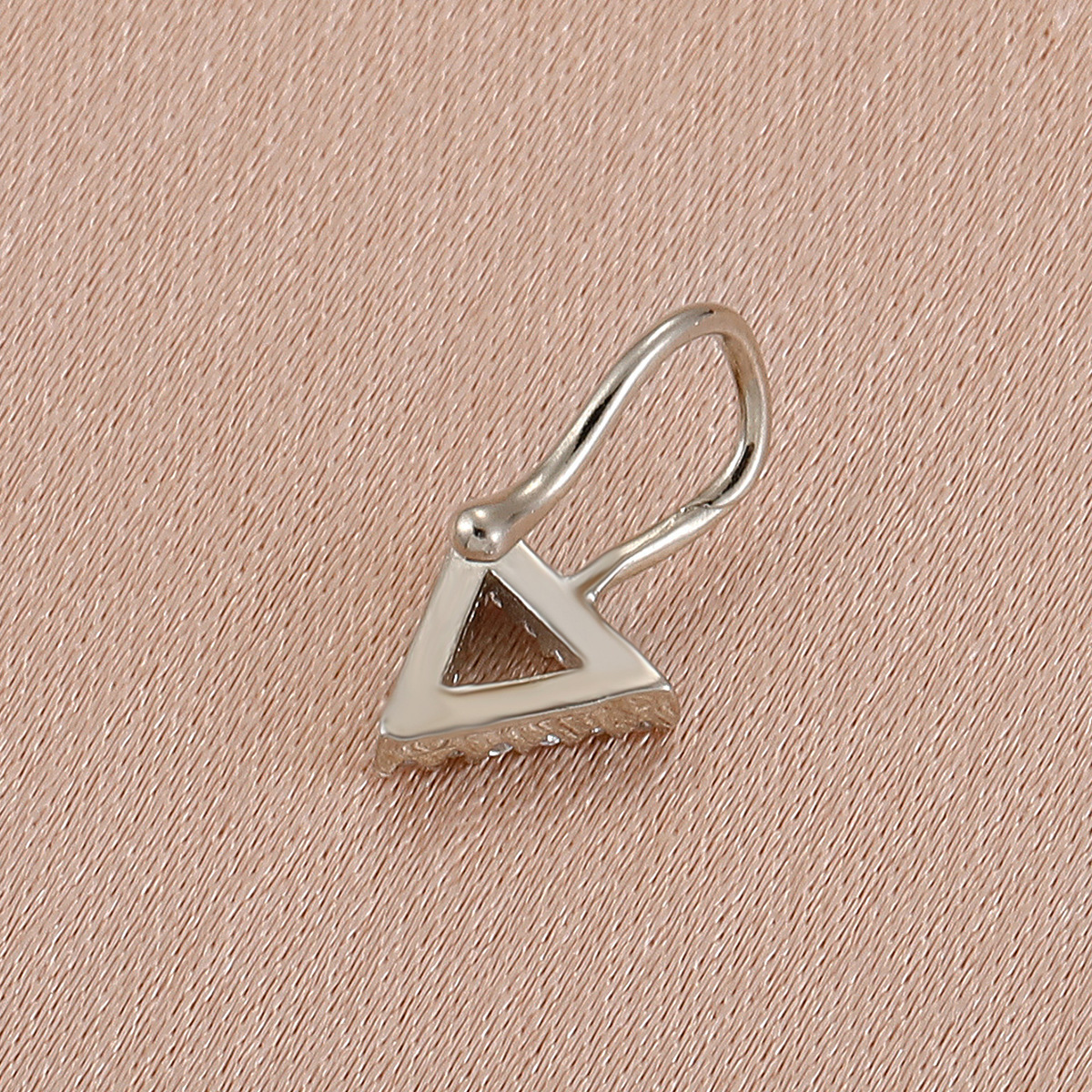 Cross-border Amazon U-shaped nose clip, European and American zircon geometric opening nose ring, fake nose stud, non-perforating puncture jewelry Application Scenario
