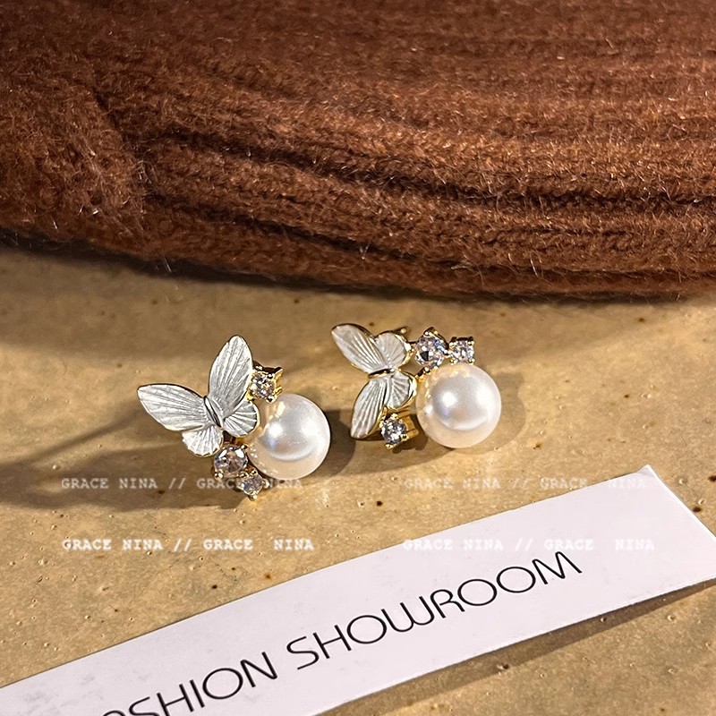 Light luxury glazed butterfly pearl exquisite zircon earrings, new style of elegant and high-end earrings, small and exquisite stud earrings for women Application Scenario