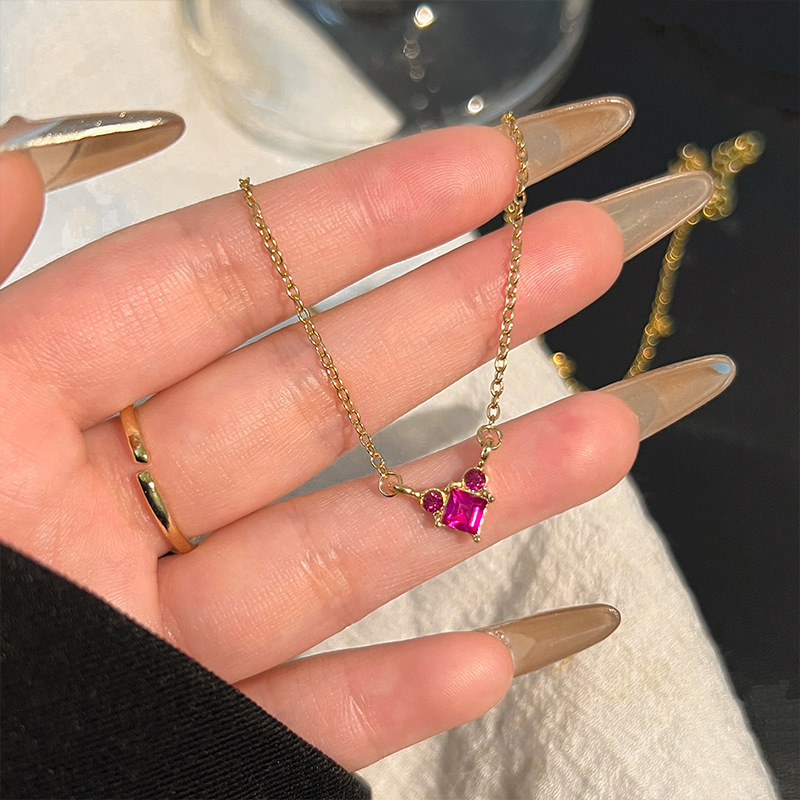 Xiaohongshu's best-selling Little Red Heart gemstone necklace, a new luxury pendant for women in 2025, is a versatile and exquisite collarbone chain details Picture