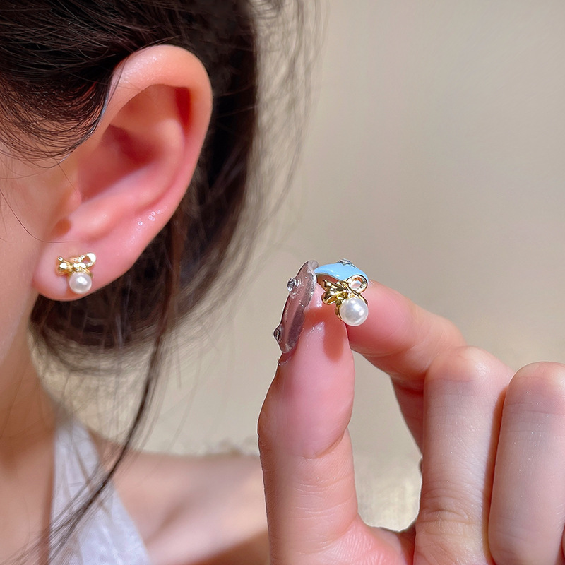 Cute cat fishbone set stud earrings for women, fashionable and high-end retro earrings, French versatile and light luxury style earrings Application Scenario