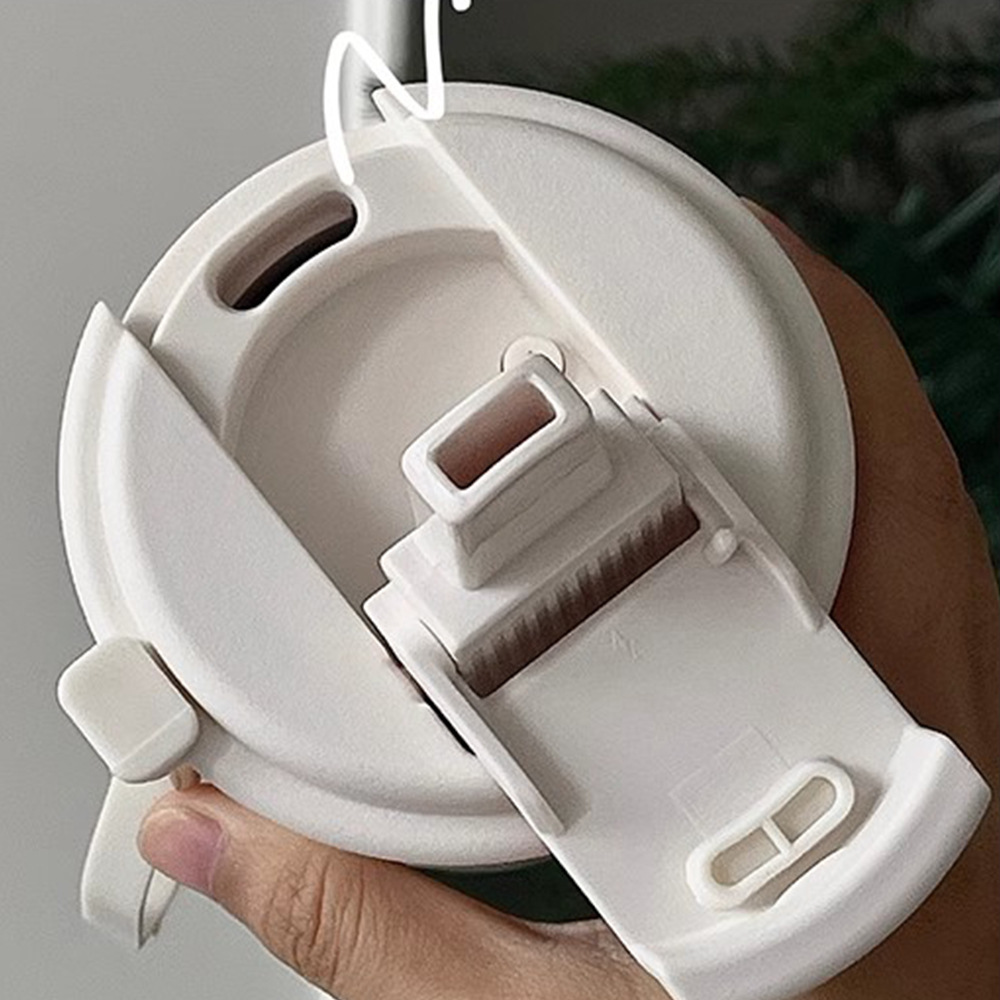 ins fashion insulated cup: Simple yet stylish, solid-color straw cup for keeping warm, portable for girls, and a niche coffee cup Application Scenario
