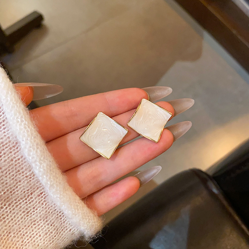Irregular geometric oil-dropping earrings from Europe and America, a new bestseller for women in 2025, are fashionable and light luxury stud earrings and personalized internet-famous earrings full figure