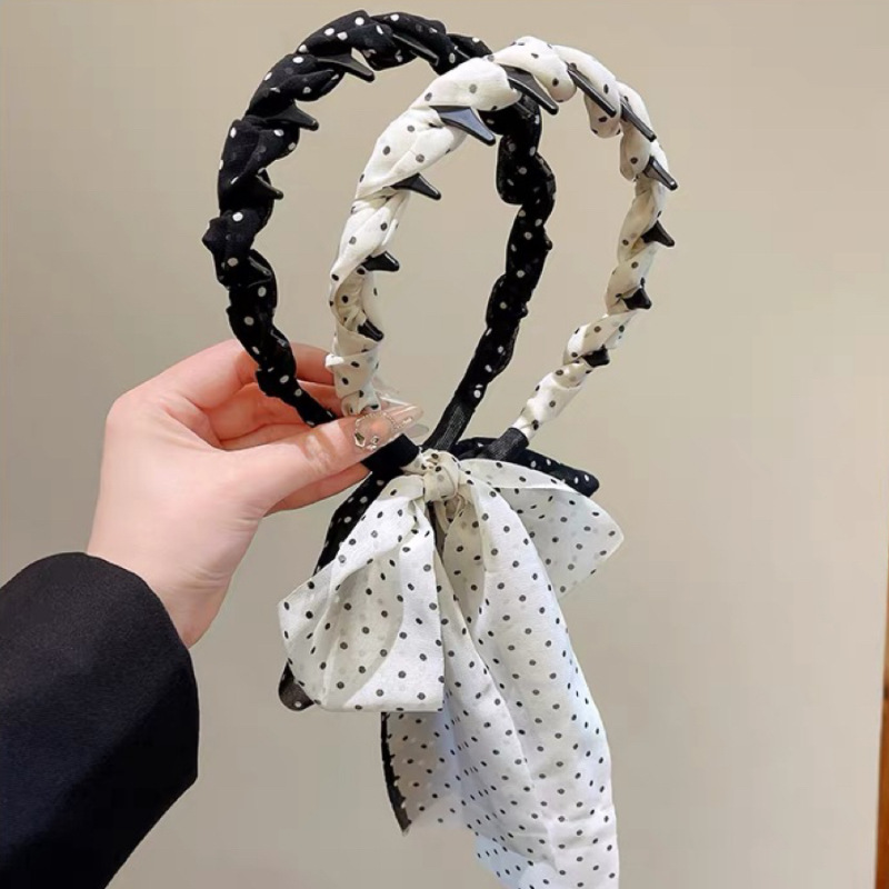 The polka dot ribbon headband is a new fashionable and elegant style for women. It is a silk scarf that can be used to tie hair and is versatile for going out. It is a braided hair accessory and hair accessory Application Scenario