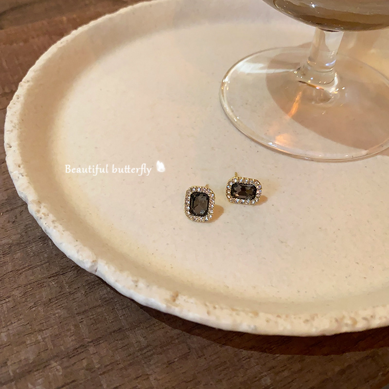 Black square zircon stud earrings with a cold and elegant design for women, a 2025 bestseller and stylish earrings wholesale Specification drawing