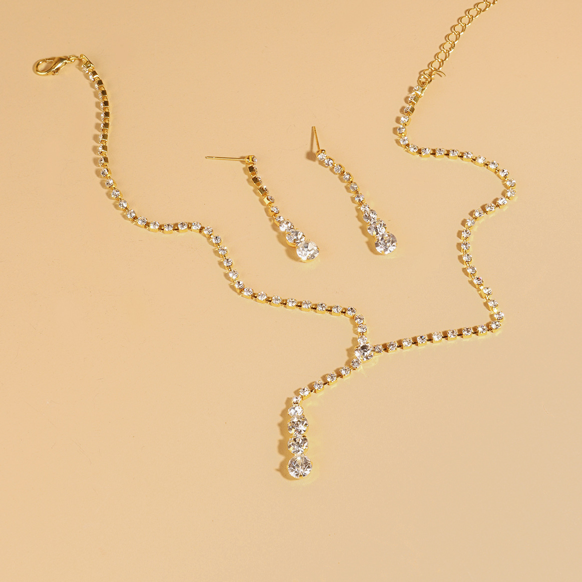 Wedding accessories: European and American Bridal jewelry, water drop and diamond necklace, earneedle set, two-piece set Specification drawing