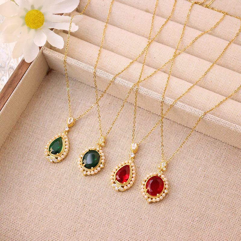 Fashionable and retro pearl, ruby and emerald necklace, feminine and light luxury titanium steel collarbone chain, personalized and versatile accessory full figure
