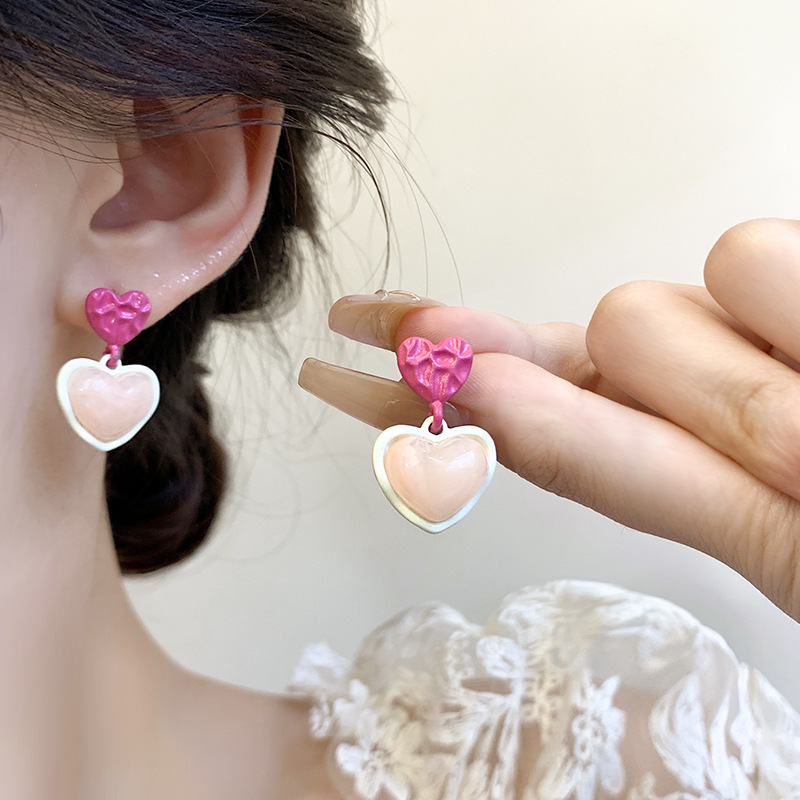 Summer pink heart-shaped earrings, a high-end feminine touch, round face, heart-shaped resin tassel stud earrings, a popular and stylish earpiece Application Scenario