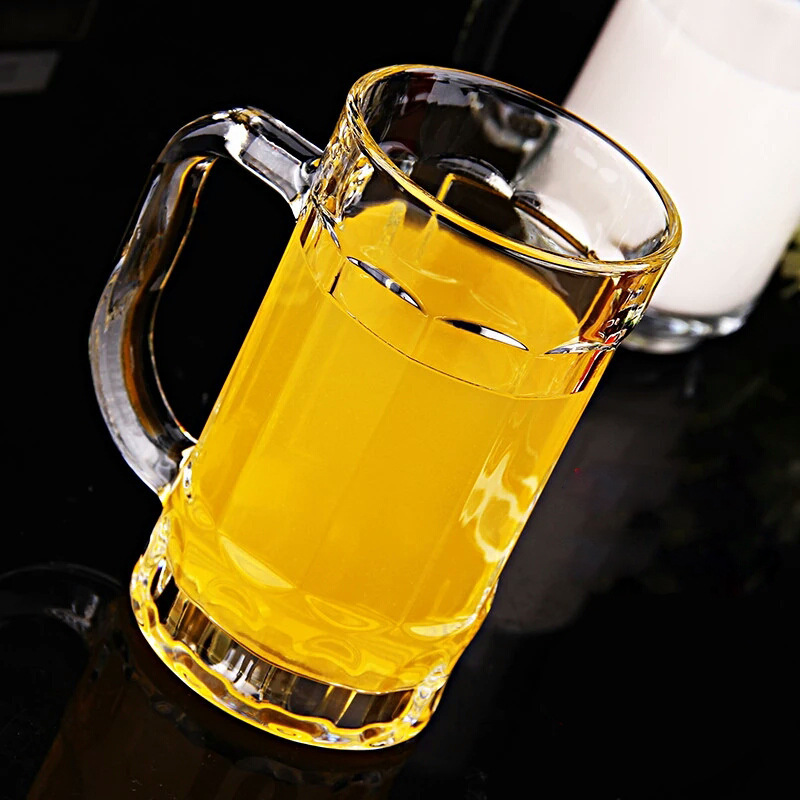 Transparent acrylic draft beer cups and beer mugs with plastic straps are specially designed for hotels, KTVS, restaurants and bars, and are shock-resistant and thickened full figure
