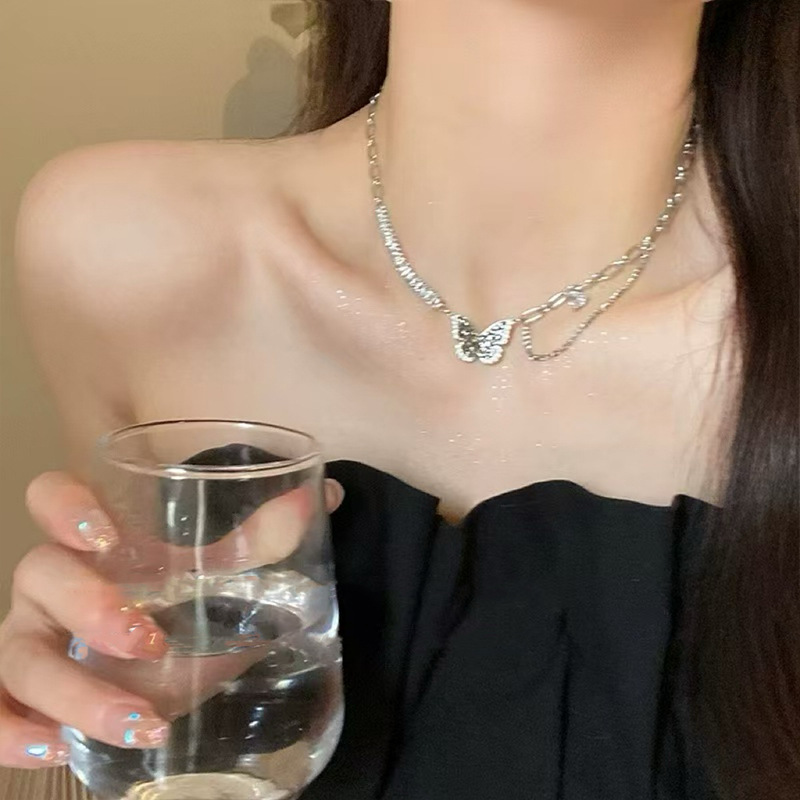 New cross-border black zircon butterfly necklace for women, summer collarbone chain, New Year's necklaces, with a unique and high-end feel full figure