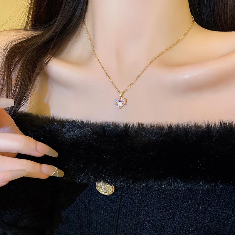 Sweet pink zircon heart-shaped necklace for women, light luxury, super ethereal charm, versatile collarbone chain, heart-shaped best-selling necklace accessory Application Scenario