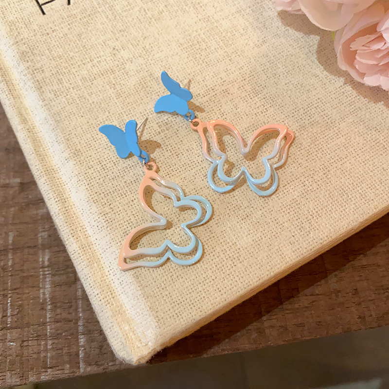 Dopamine blue and pink gradient butterfly stud earrings for women, sweet spring and summer fashionable and elegant niche earrings, new light luxury earrings Application Scenario