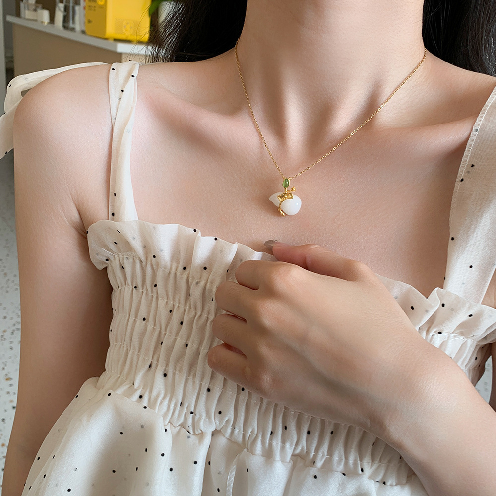 Fashionable and simple white jade gourd pendant titanium steel necklace, women's summer light luxury high-end collarbone chain temperament accessory Specification drawing