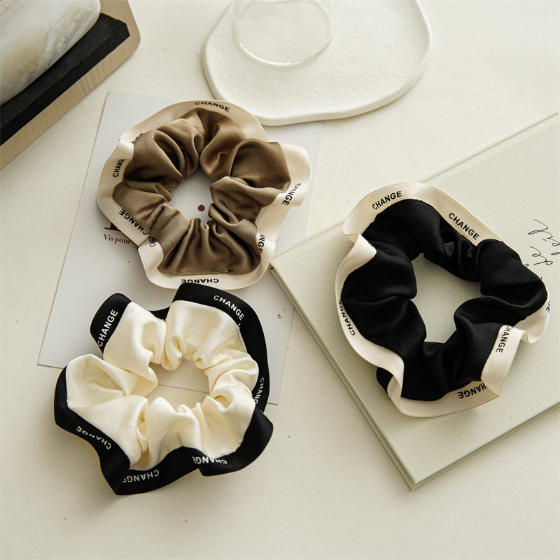 The new autumn and winter collection features a small chanel-style large intestine hair band and headband, a French elegant color-blocking fabric hair accessory with a webbing edge and a large intestine ring Application Scenario