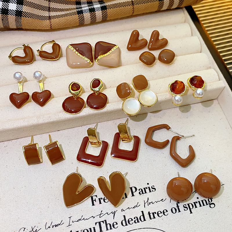 Maillard's new French retro coffee-colored heart-shaped stud earrings for autumn and winter, a 2025 bestseller, exudes a sense of sophistication for women Specification drawing