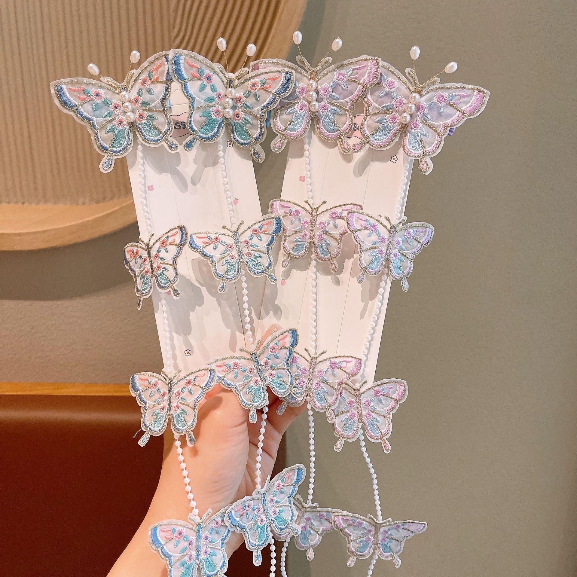 Girl's butterfly pearl chain braided hair clip, children's princess fairy-like braided hair rope, super fairy-like little girl tassel hair accessory Application Scenario