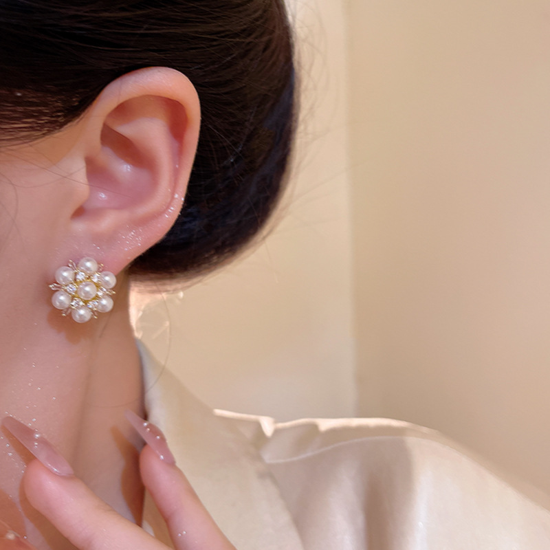 Exquisite zircon pearl flower stud earrings for women, light luxury, niche, sweet and simple earrings, a stylish and trendy trendy earpiece Application Scenario