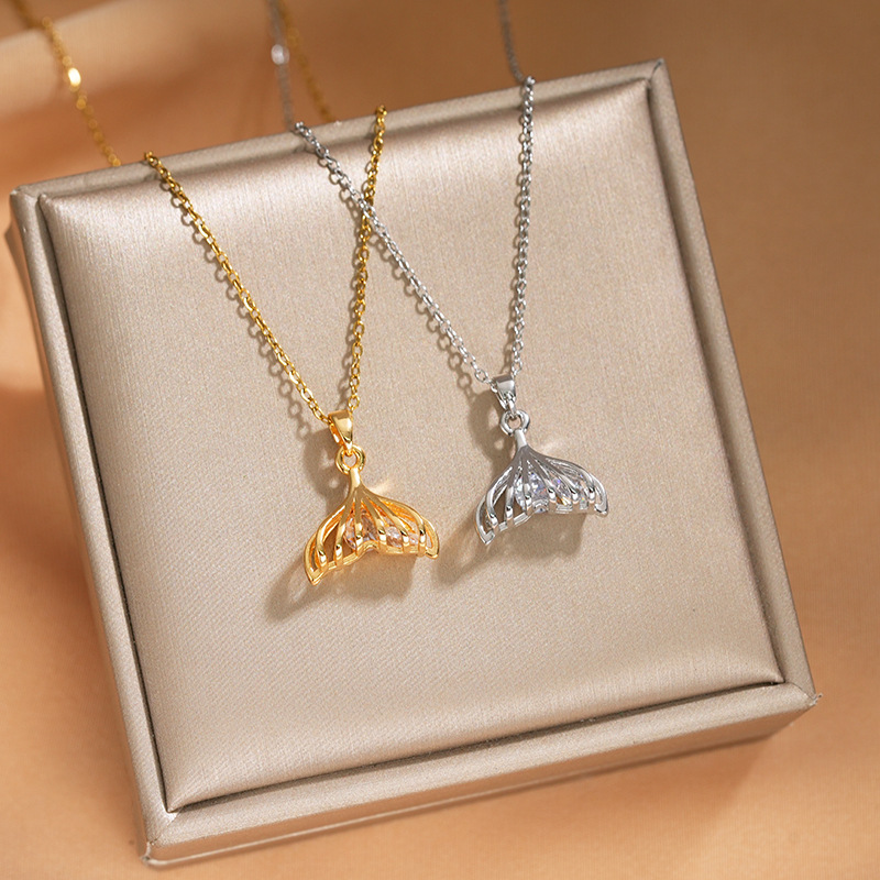The new and fashionable hollowed-out fishtail zircon necklace exudes a feminine and high-end charm. The titanium steel collarbone chain is a simple and light luxury accessory full figure