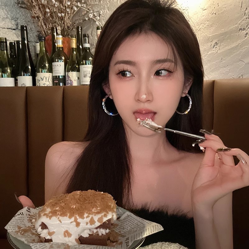 Exquisite diamond-encrusted large circle earrings for women, a new style in 2025 that is both cool and stylish, versatile and exaggerated Application Scenario