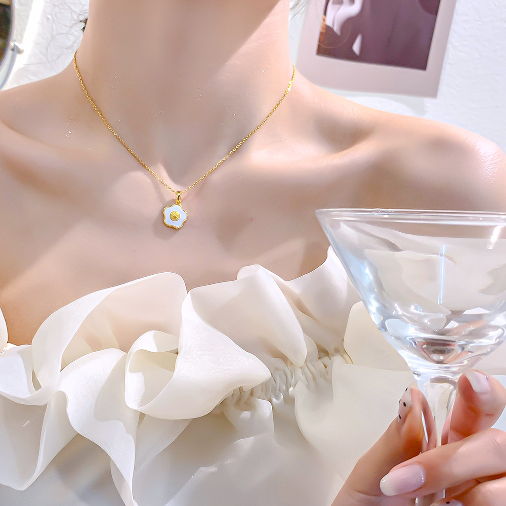 The oil-dripping Daisy white flower necklace is a rare, fashionable and high-end female celebrity collarbone chain titanium steel hair accessory Application Scenario