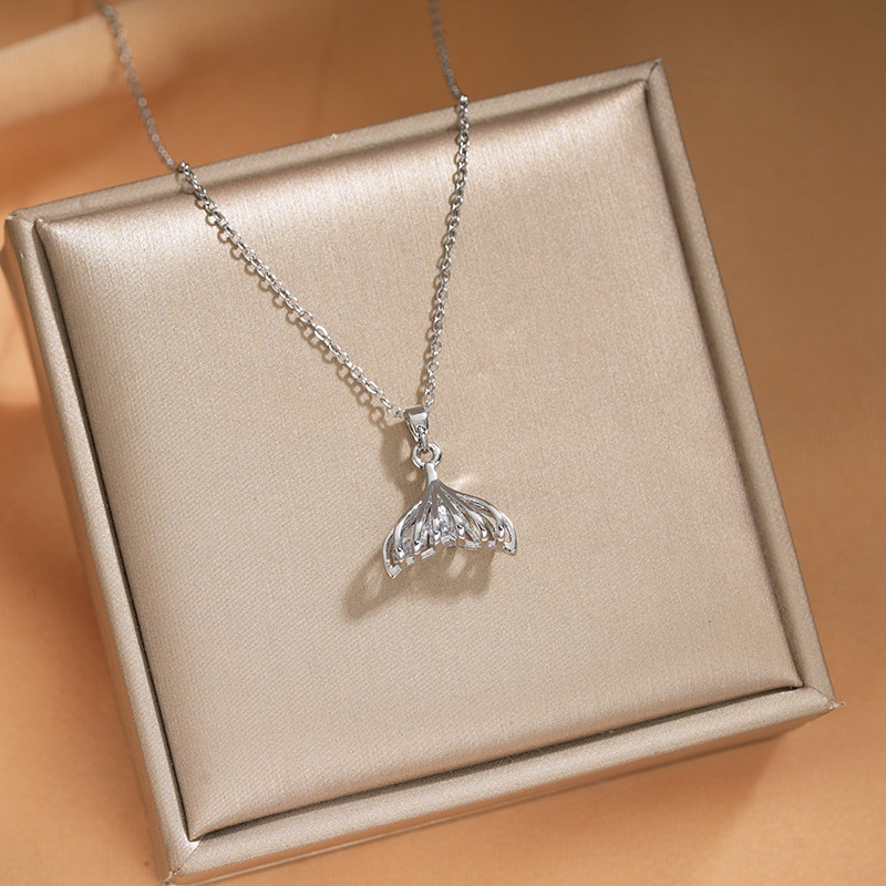 The new and fashionable hollowed-out fishtail zircon necklace exudes a feminine and high-end charm. The titanium steel collarbone chain is a simple and light luxury accessory Specification drawing
