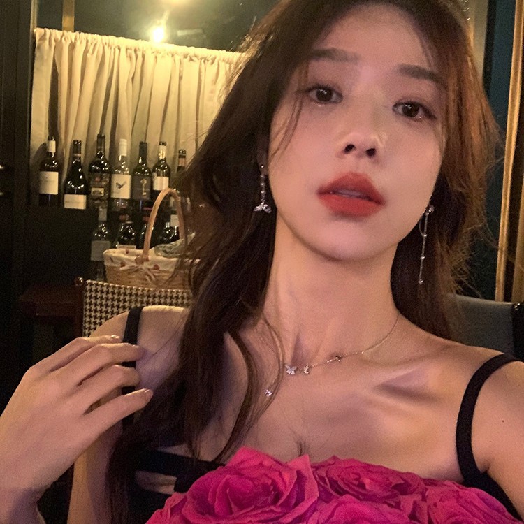 Fish-tail asymmetrical tassel earrings exude a sense of high-end elegance and a touch of light luxury. Stud earrings are personalized and versatile, and are popular online earrings for wholesale details Picture
