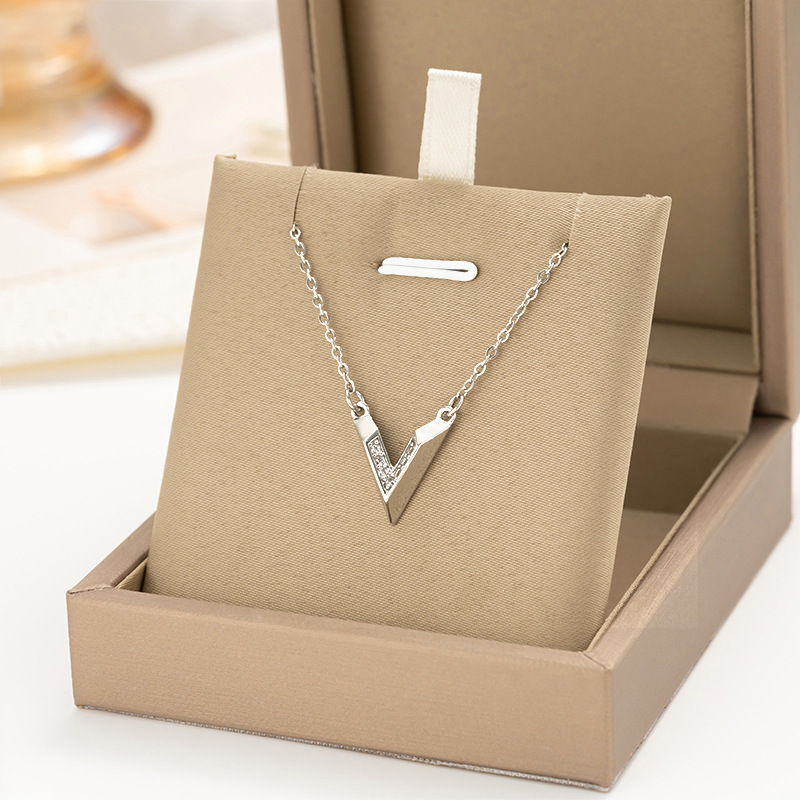 Silver diamond-encrusted V-shaped titanium steel necklace for women, fashionable, simple and versatile collarbone chain, trendy and elegant light luxury accessory wholesale full figure