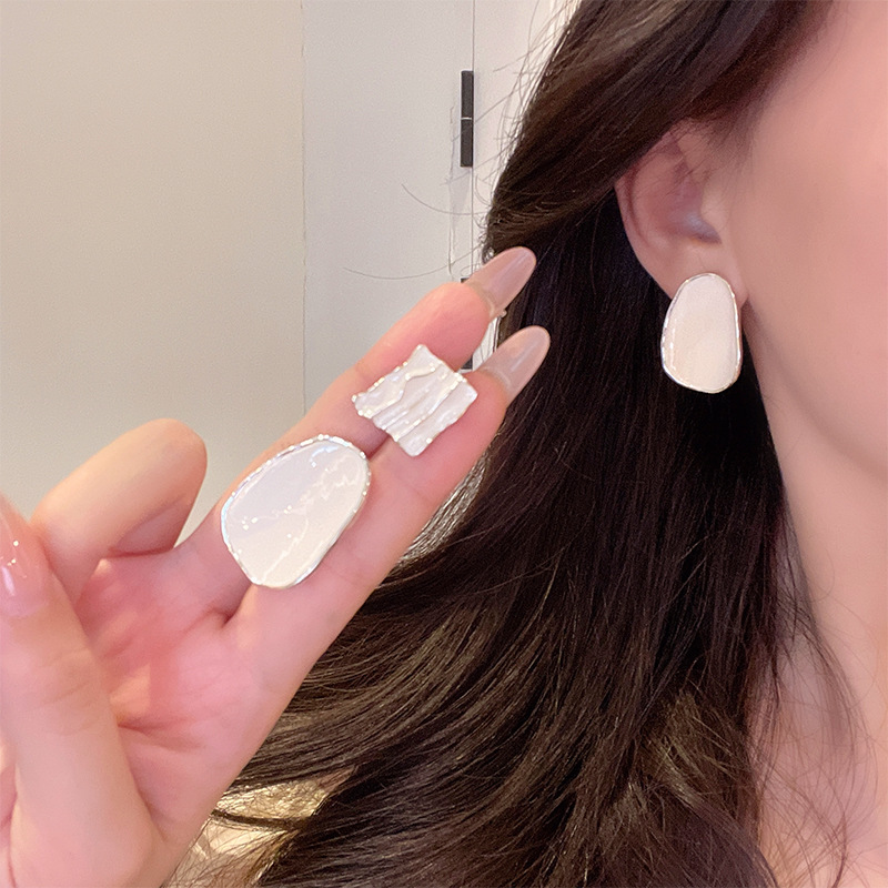 Retro oil-dripping irregular white earrings for women, a new summer collection. Niche design sense, versatile earrings, and personalized earrings details Picture