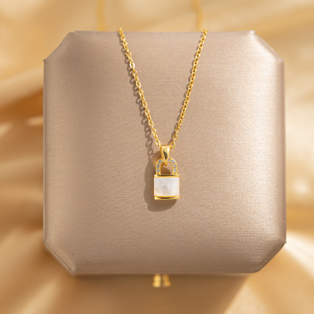 Exquisite zircon pendant from Japan and South Korea, titanium steel necklace, simple and versatile for women, popular collarbone chain, fashionable and light luxury accessory full figure