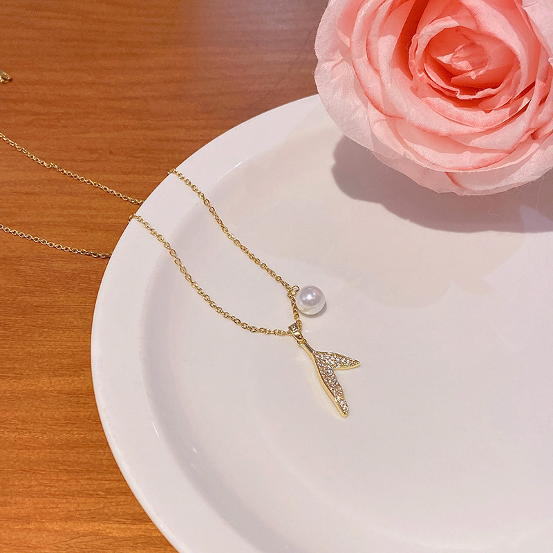 French retro fishtail zircon titanium steel necklace, with a high-end design sense and versatile style, is a popular collarbone chain and necklace accessory Application Scenario
