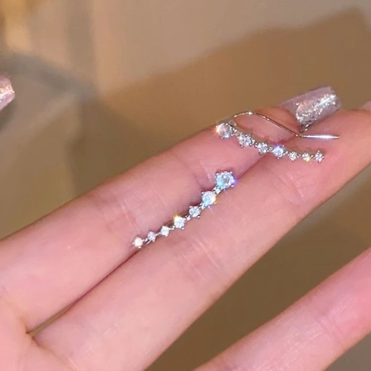 The Sparkling Diamond elegant arc-shaped ear stud is a new bestseller for women in 2025. It features a niche design and a high-end feel, making it a trendy ear accessory details Picture