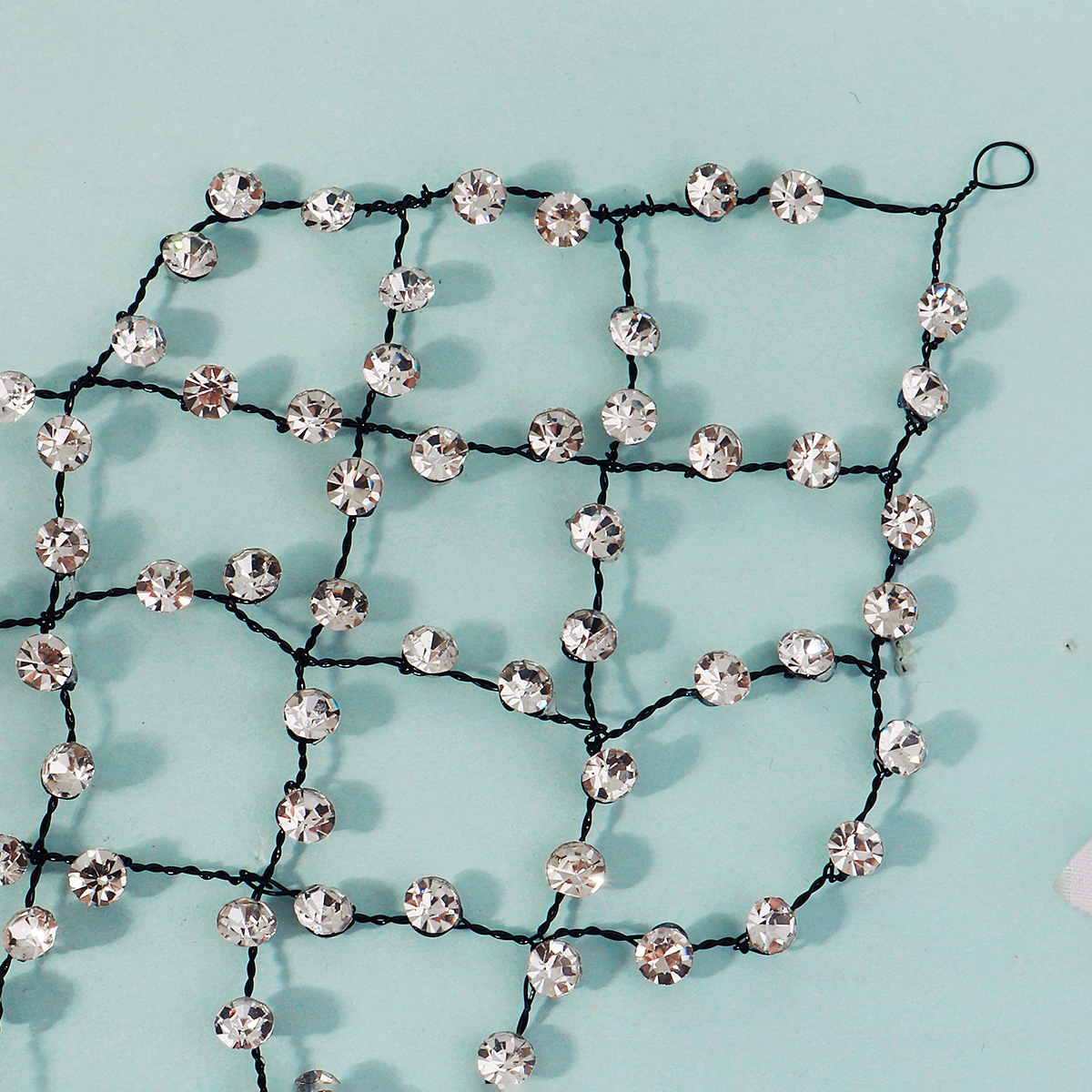 The new cross-border European and American bride headband is simple and fashionable with a ethnic style. It is a soft headband with hand-woven grid and drill bit inlay Application Scenario