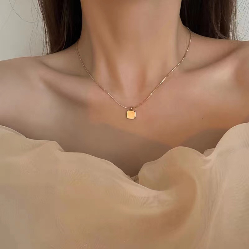 A light luxury, niche square shell necklace for women, 2023 new design, simple and elegant collarbone chain accessory full figure
