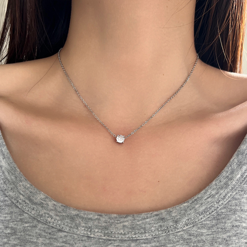 A light luxury French high-end 18K gold diamond-encrusted fine necklace for women, an exquisite, niche, fashionable and simple style collarbone chain details Picture