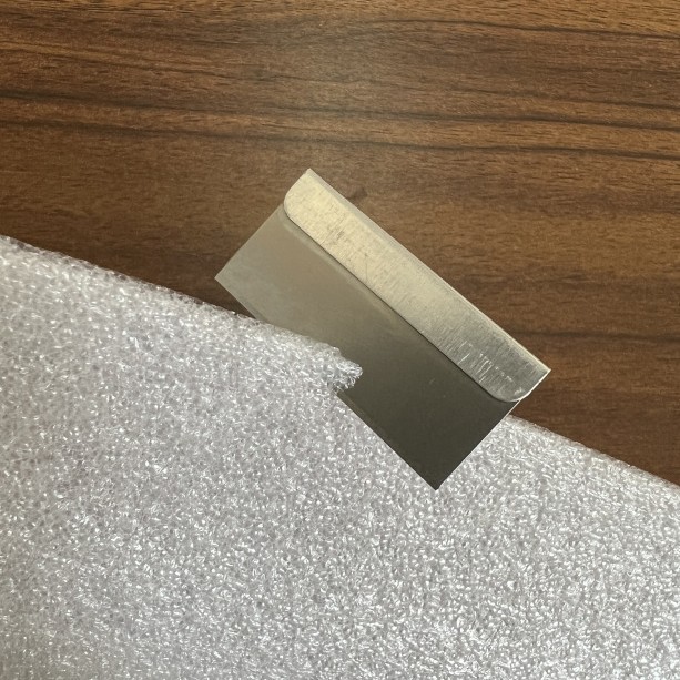 Yihong Factory supplies single-sided clips, security aluminum clips, blades, mobile phone and car film scratch-off blades, and hole-free aluminum clips details Picture