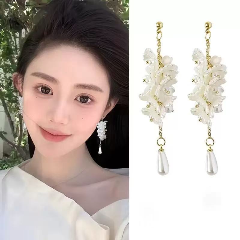 Super ethereal and elegant flower pearl long stud earrings, French light luxury fashion earrings, artistic style, sweet and versatile earrings for women full figure
