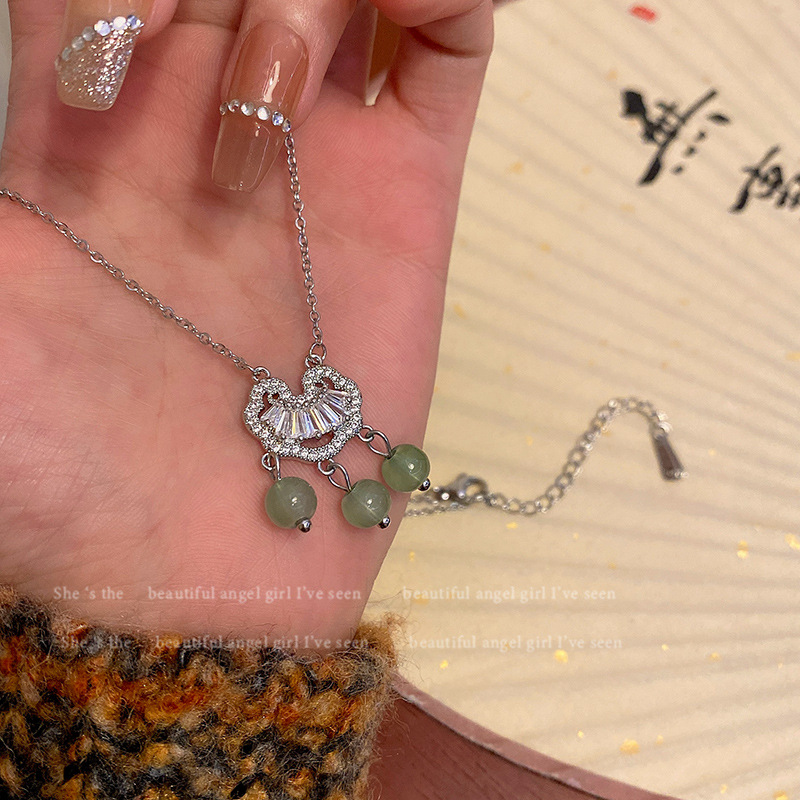 New Chinese-style retro peace lock pendant necklace, women's fashion, niche design sense, versatile, popular collarbone chain accessory details Picture
