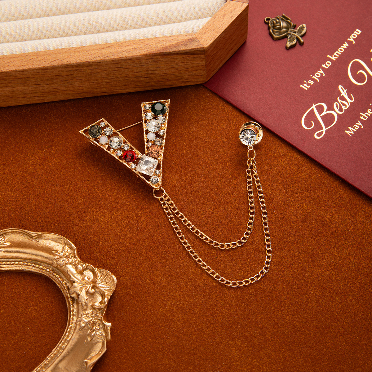 British mid-style suit brooch, retro diamond-encrusted tassel chain brooch, elegant and fashionable chest accessory with a sense of high-end sophistication Application Scenario