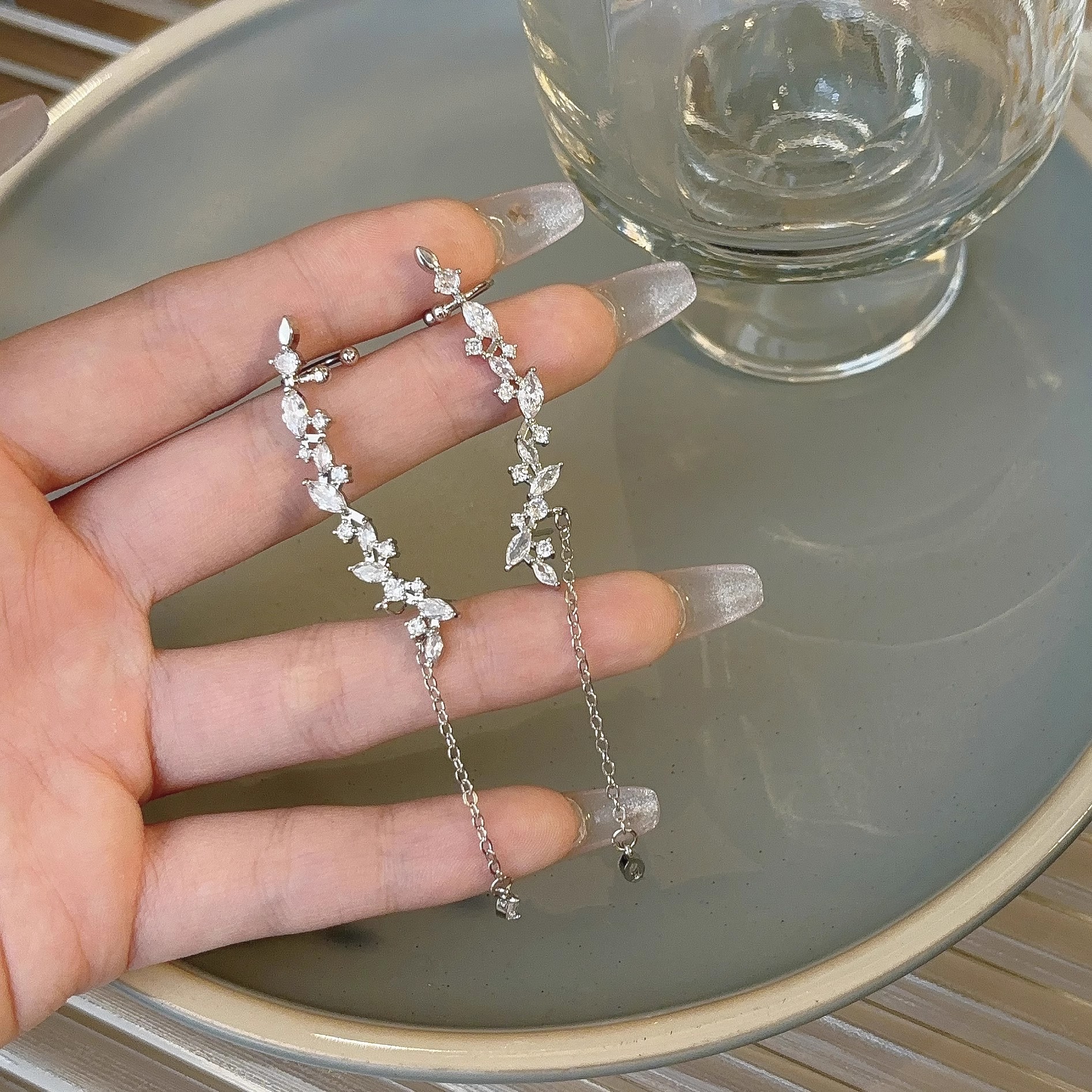 Super dazzling and stylish, fully diamond-encrusted tassels, no ear holes, unique and face-enhancing small and exquisite earrings, ethereal and forest-themed bestsellers Application Scenario