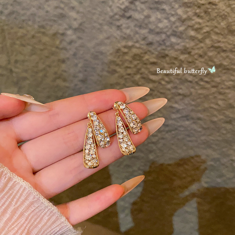 Korean-style refined charm, with diamond-studded teardrop earrings on the front and back, exudes a light luxury, niche and high-end vibe, the same as the trendy earrings and earrings full figure