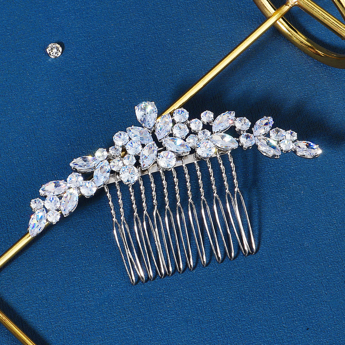 The bride's headwear and comb are niche wedding dress and dress accessories for women. They are versatile and high-end in Instagram. Zircon flower hair comb details Picture