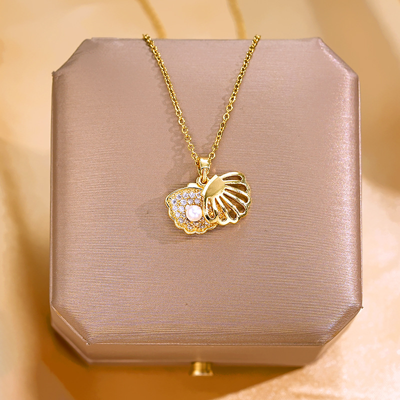 The hollowed-out pearl shell necklace is a niche design with a light luxury feel for women. The collarbone chain is slightly studded with diamonds and can be opened as a pendant accessory full figure